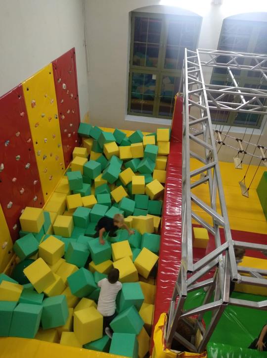 Rámová konstrukce vnitřního dětského hřiště s příslušenstvím, opičí háj, nindža dráha, měkké hrací "houby"-5